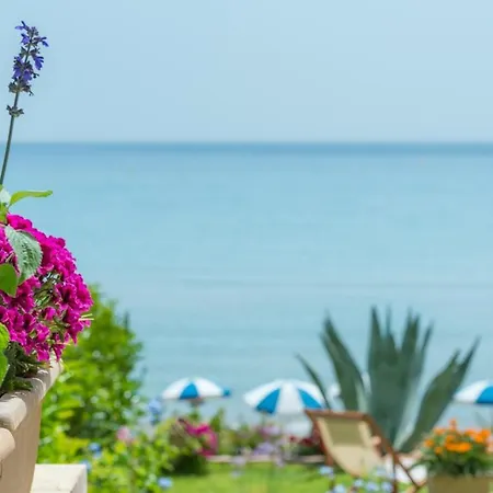 Waves Apartments: Two Beachfront *