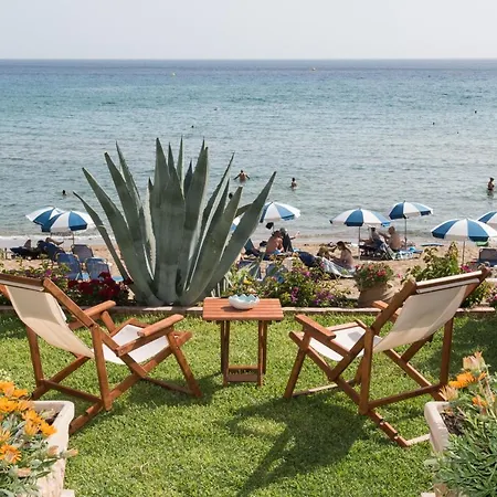 Waves Apartments: Two Beachfront