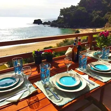 Waves Apartments: Two Beachfront