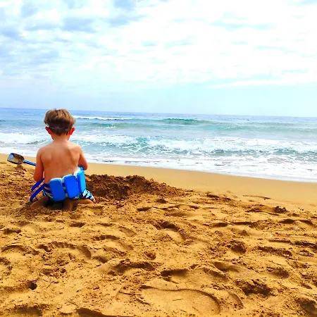 Waves Apartments: Two Beachfront 格利法达