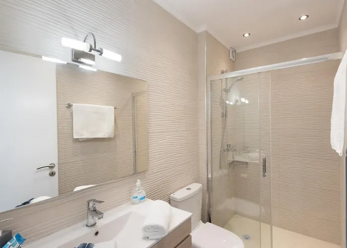 Σπίτι διακοπών Waves Apartments: Two Beachfront