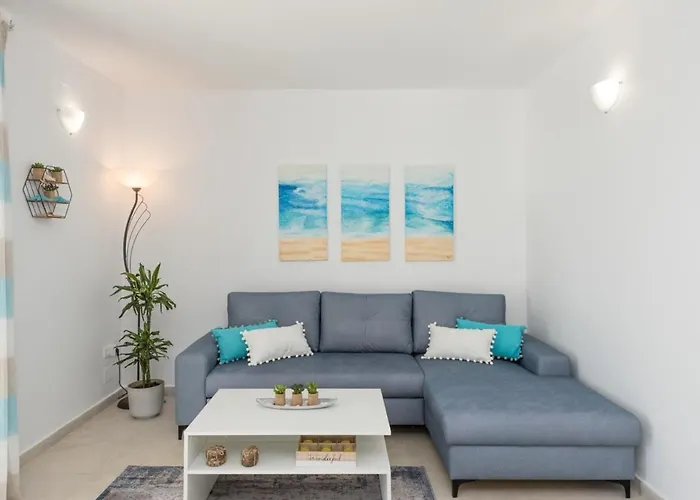 Waves Apartments: Two Beachfront