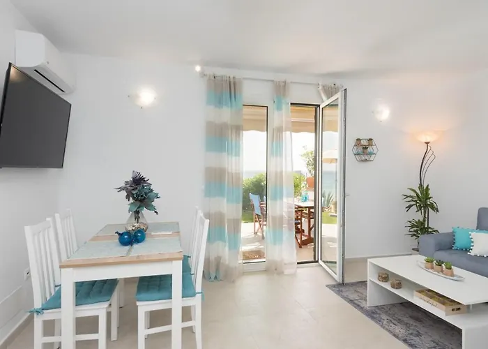 Waves Apartments: Two Beachfront