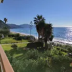 Waves Apartments: Two Beachfront * 格利法达