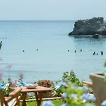 度假居 Waves Apartments: Two Beachfront 格利法达