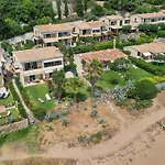度假居 Waves Apartments: Two Beachfront 格利法达