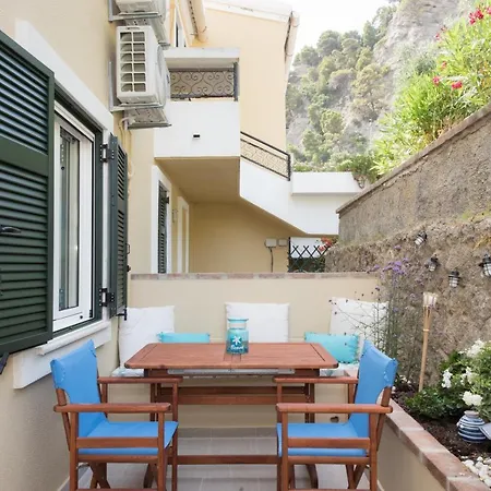 Waves Apartments: Two Beachfront *