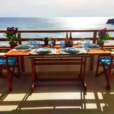 Waves Apartments: Two Beachfront Vakantiehuis Glyfada (Corfu)
