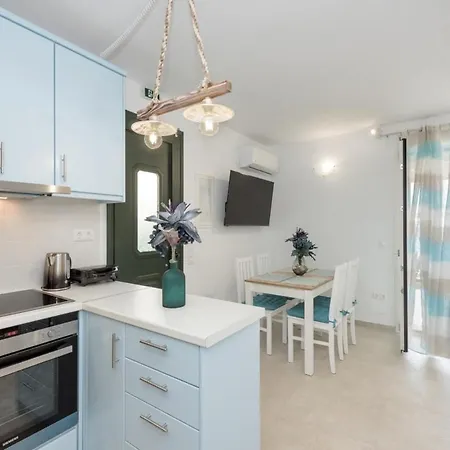 Waves Apartments: Two Beachfront