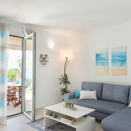 Holiday home Waves Apartments: Two Beachfront