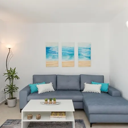 Waves Apartments: Two Beachfront