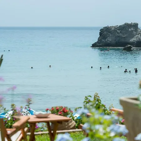 Дом отдыха Waves Apartments: Two Beachfront Глифада