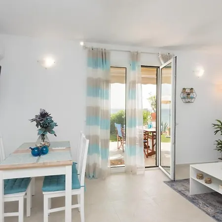 Waves Apartments: Two Beachfront