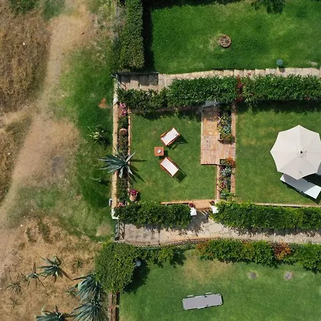 Дом отдыха Waves Apartments: Two Beachfront Глифада