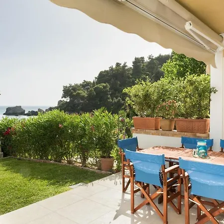 Waves Apartments: Two Beachfront Holiday home