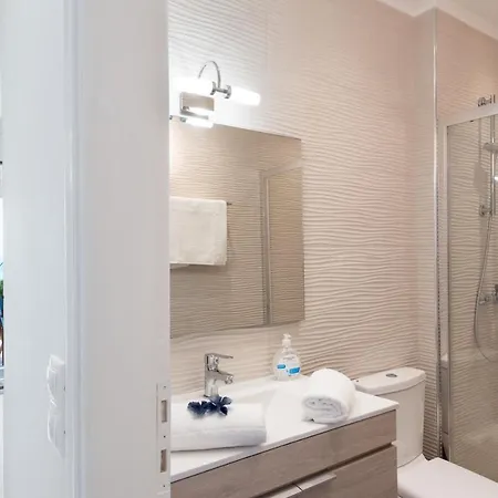 بيت للعطل Waves Apartments: Two Beachfront غليفادا