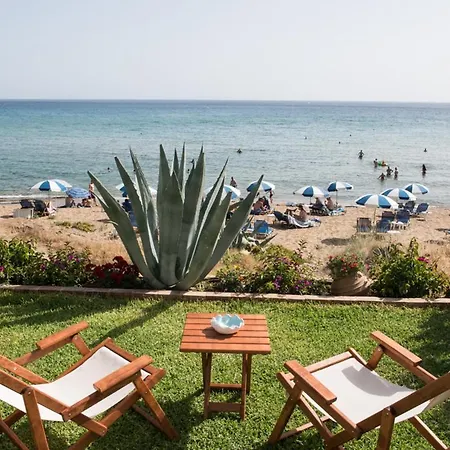 Holiday home Waves Apartments: Two Beachfront *