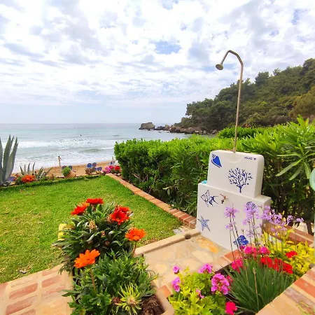 Waves Apartments: Two Beachfront Holiday home *