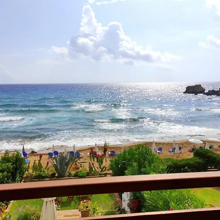 Waves Apartments: Two Beachfront * غليفادا