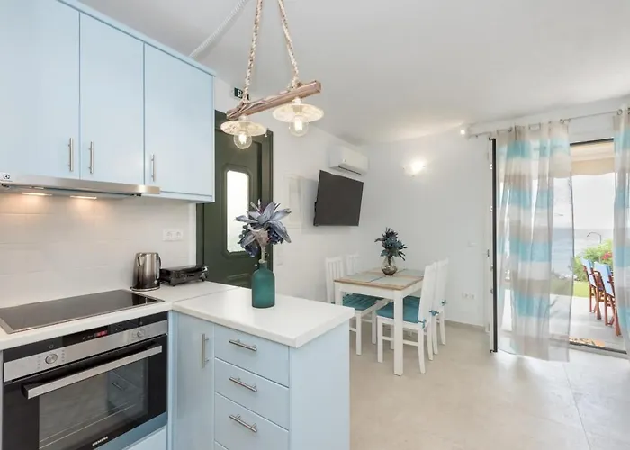 Waves Apartments: Two Beachfront