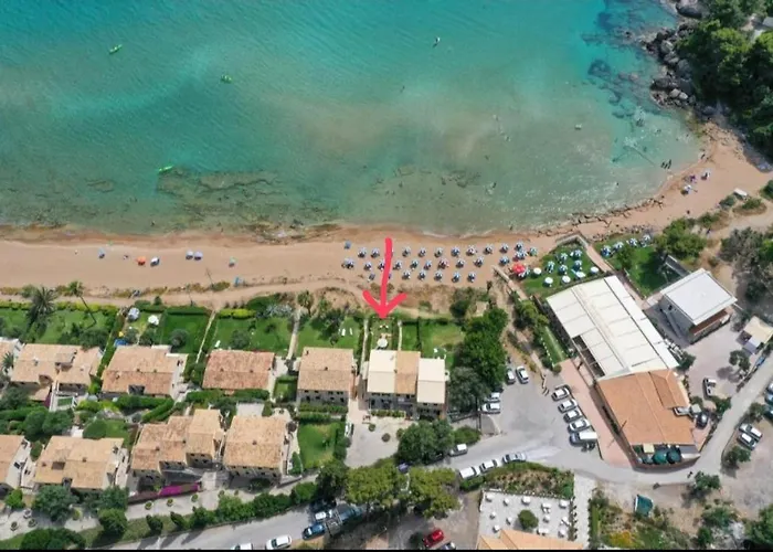 Tatil Evi Waves Apartments: Two Beachfront Glifada