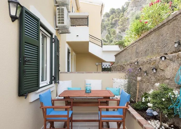 Waves Apartments: Two Beachfront *