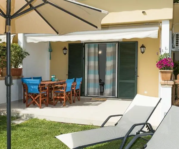 Tatil Evi Waves Apartments: Two Beachfront Glifada