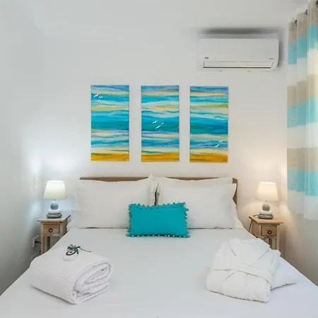 Дом отдыха Waves Apartments: Two Beachfront Глифада