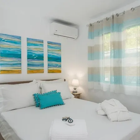 Дом отдыха Waves Apartments: Two Beachfront