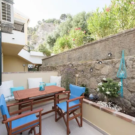 Waves Apartments: Two Beachfront Holiday home *
