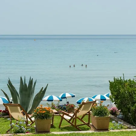 Дом отдыха Waves Apartments: Two Beachfront *