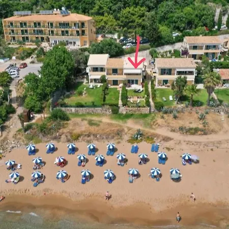 Waves Apartments: Two Beachfront Дом отдыха *