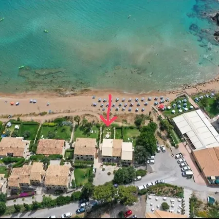 Дом отдыха Waves Apartments: Two Beachfront Глифада